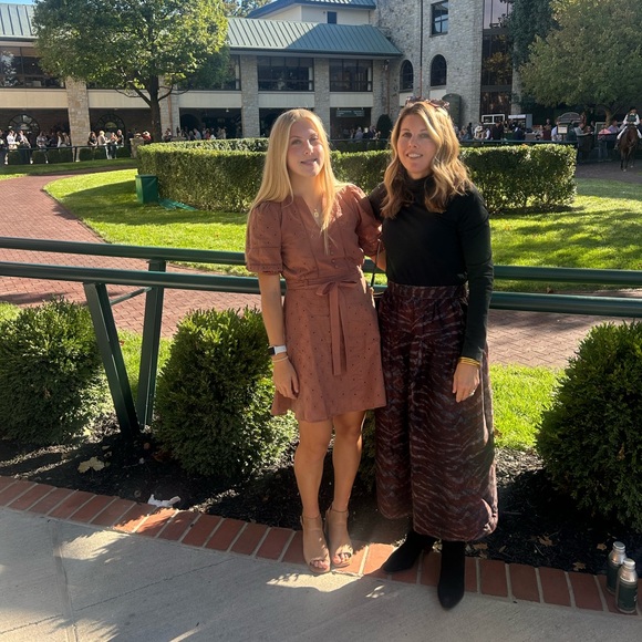 Meet your Posher, Whitney - Picture 1 of 1